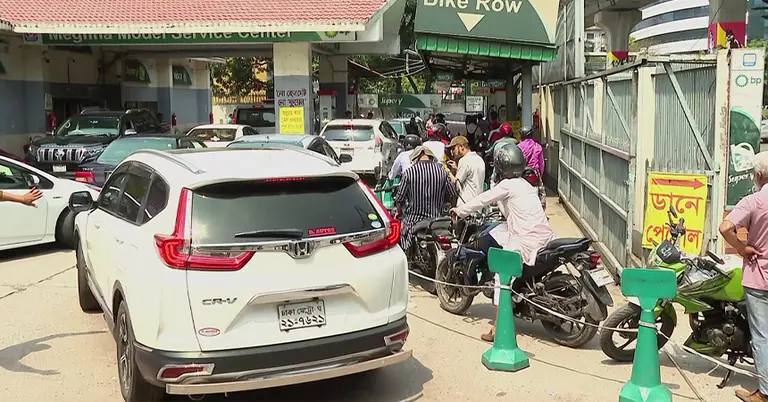 পেট্রোল পাম্পে ভিড়